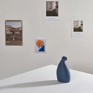 Minimalistische mattblaue Keramikvase in Tropfenform für die Wohndekoration