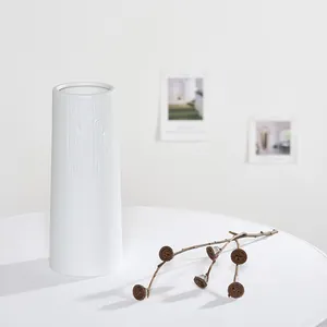 Vase en céramique blanche minimaliste avec texture gaufrée pour décoration moderne