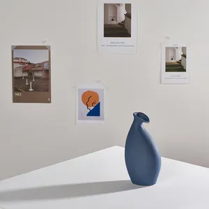 Minimalistische mediterrane blaue Keramikvase für kunstvolle Heim- und Bürodekoration
