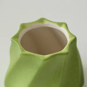 Nahaufnahme einer modernen grünen Keramikvase mit einzigartigem geometrischem Design
