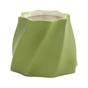 Moderne avocadogrüne Keramikvase mit Spiralstruktur für minimalistische Wohndeko