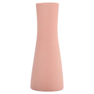 Vase en céramique rose minimaliste pour décoration d'intérieur et composition florale.
