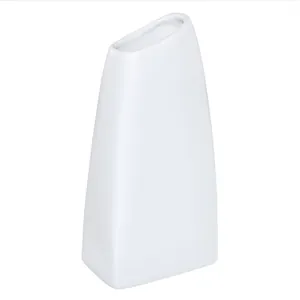 Vase en céramique blanche minimaliste moderne avec un design à ouverture inclinée