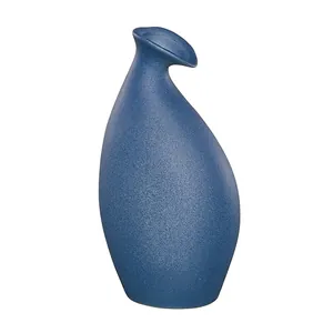 Moderner mediterraner blauer Keramikvase im abstrakten minimalistischen vogelförmigen Design