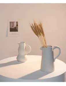Vases modernes en céramique blanche texturée de style nordique avec du blé séché