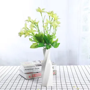 Vase en céramique blanc minimaliste moderne au design torsadé pour décor de maison