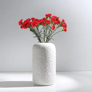 Minimalistische witte keramische bloemenvaas met een stijlvolle gehamerde textuur