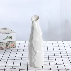 Vase à fleurs moderne en céramique blanche avec texture organique ondulée pour décoration intérieure