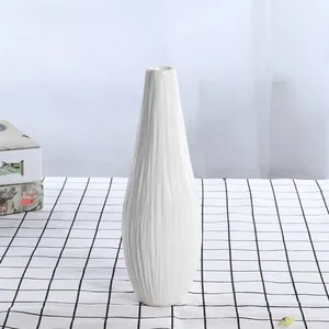 Vase en céramique blanche minimaliste avec texture verticale pour fleurs de maison