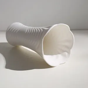 Florero de cerámica blanca minimalista con textura ondulada y borde de flor
