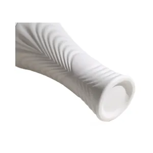 Jarrón moderno de cerámica blanca con superficie texturizada ondulada para decoración hogar
