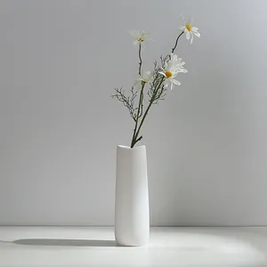Vase en céramique blanche minimaliste pour fleurs séchées et décoration moderne.