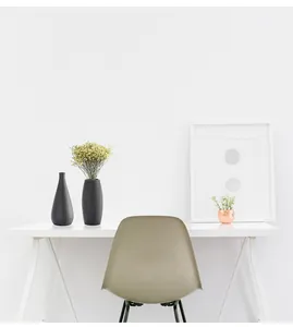Minimalistisches schwarzes Keramik-Vasen-Set auf weißem Schreibtisch im Heimbüro