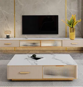 Moderne gerippte goldene Vase als Dekoration auf einem minimalistischen TV-Ständer-Set.