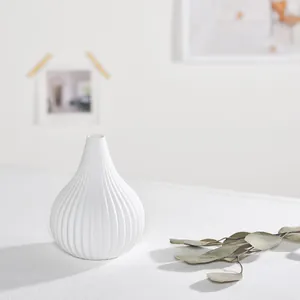 Elegante minimalistische witte keramische vaas met verticale strepen voor moderne woondecor