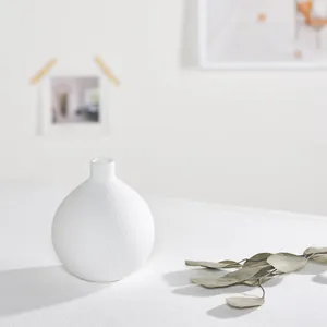Noords minimalistisch wit keramisch vaasje met gestippeld patroon voor decoratie
