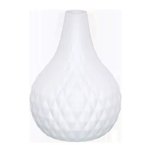 Minimalistische witte keramische bloemenvaas met getextureerd ruitpatroon voor huis