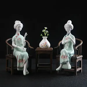 Elegantes figuras clásicas de cerámica Dehua tocando instrumentos tradicionales