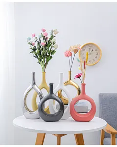 Sammlung moderner minimalistischer geometrischer hohler Keramikvasen für die Tischdeko