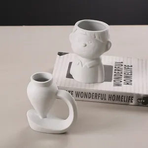 Vases en céramique blanche minimalistes pour une décoration intérieure moderne et élégante
