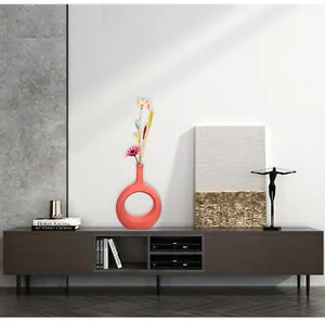Moderne rote kreisförmige Keramikvase Dekoration auf einem minimalistischen TV-Ständer
