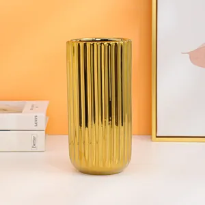 Eleganter goldener elektroplattierter Keramik-Rillen-Vase für stilvolle Heimdekoration