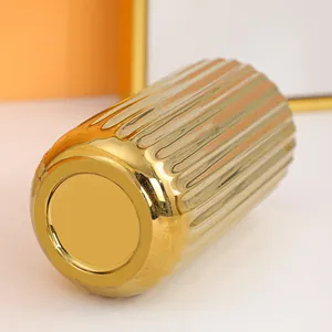 Moderne minimalistische galvanisierte goldene Keramikvase mit Rippenstruktur und Glanz