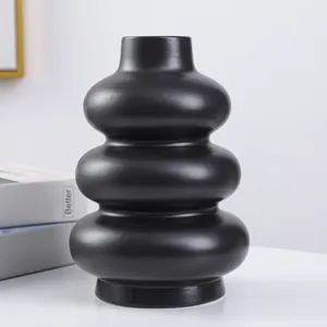 Jarrón moderno de cerámica negra mate nórdica con diseño único de anillos para casa