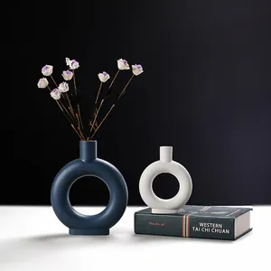 Noordse minimalistische donut keramische vazen in donkerblauw en wit voor huisdecoratie.