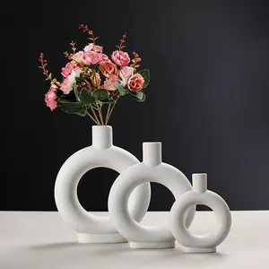 Set van drie witte cirkelvormige minimalistische keramische vazen voor huisdecoratie