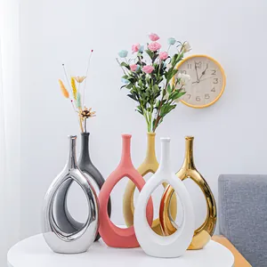 Moderne minimalistische hohle Keramikvasen in verschiedenen Farben für die Dekoration