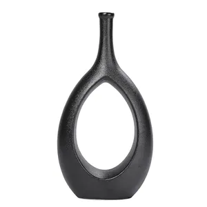 Moderne minimalistische schwarze Keramikvase mit hohlem ovalem Design für Dekoration