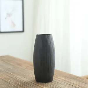 Moderne minimalistische schwarze Keramikvase mit vertikaler Rippentextur für Deko