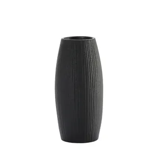 Minimalistische moderne schwarze Keramikvase mit eleganter vertikaler Rippenstruktur