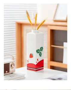 Creatieve keramische vaas in de vorm van een melkpak met aardbeienprint voor huis