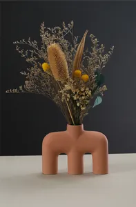 Jarrón de cerámica de terracota minimalista con arreglo de flores secas para decoración