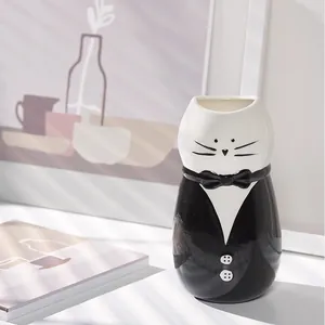 Creatieve kattenvaas van keramiek in smoking voor een minimalistische woonkamer decor