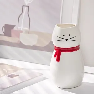 Minimalistische witte keramische kattenvaas met rode sjaal voor huisdecoratie