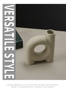 Detalle de un jarrón de cerámica beige mate minimalista moderno para decoración elegante