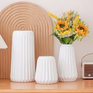 Vase en Céramique Blanche Minimaliste Moderne Style Nordique Rayures Géométriques Origami Plissé Pot de Fleur Décoratif pour Maison Salon Bureau