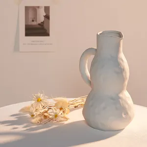 Vase moderne en céramique blanche minimaliste avec surface texturée pour la maison