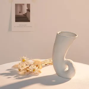Vase en céramique blanche nordique moderne avec forme de corne incurvée décorative