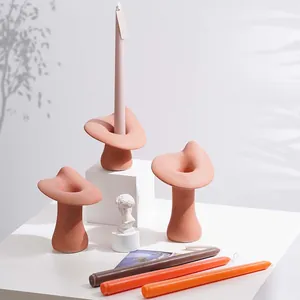 Artistieke Scandinavische keramische kandelaars met golvende vormen en matte finish