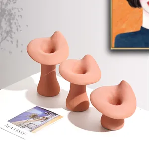 Drie perzikkleurige keramische kandelaars in paddestoelvorm voor nordic decor.