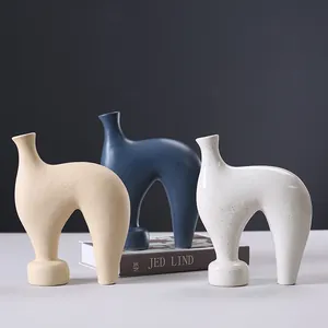 Minimalistische abstracte diervormige keramische vazen voor huisdecoratie in beige blauw