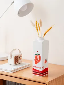 Minimalistische keramische vaas melkpak vorm met aardbeienprint voor droogbloemen
