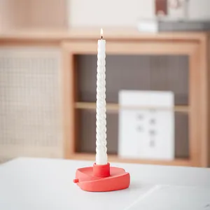 Bougeoir pomme en céramique rouge style nordique avec bougie spirale blanche déco