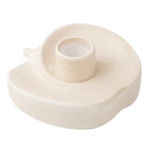 Bougeoir minimaliste en céramique beige en forme de pomme nordique sur fond blanc