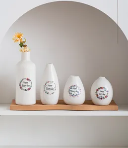 Σετ τεσσάρων μίνι βάζων από λευκό κεραμικό με σχέδιο στεφάνι και λουλούδια για διακόσμηση