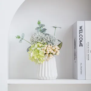 Vase minimaliste élégant en céramique blanche avec fleurs artificielles pour décoration